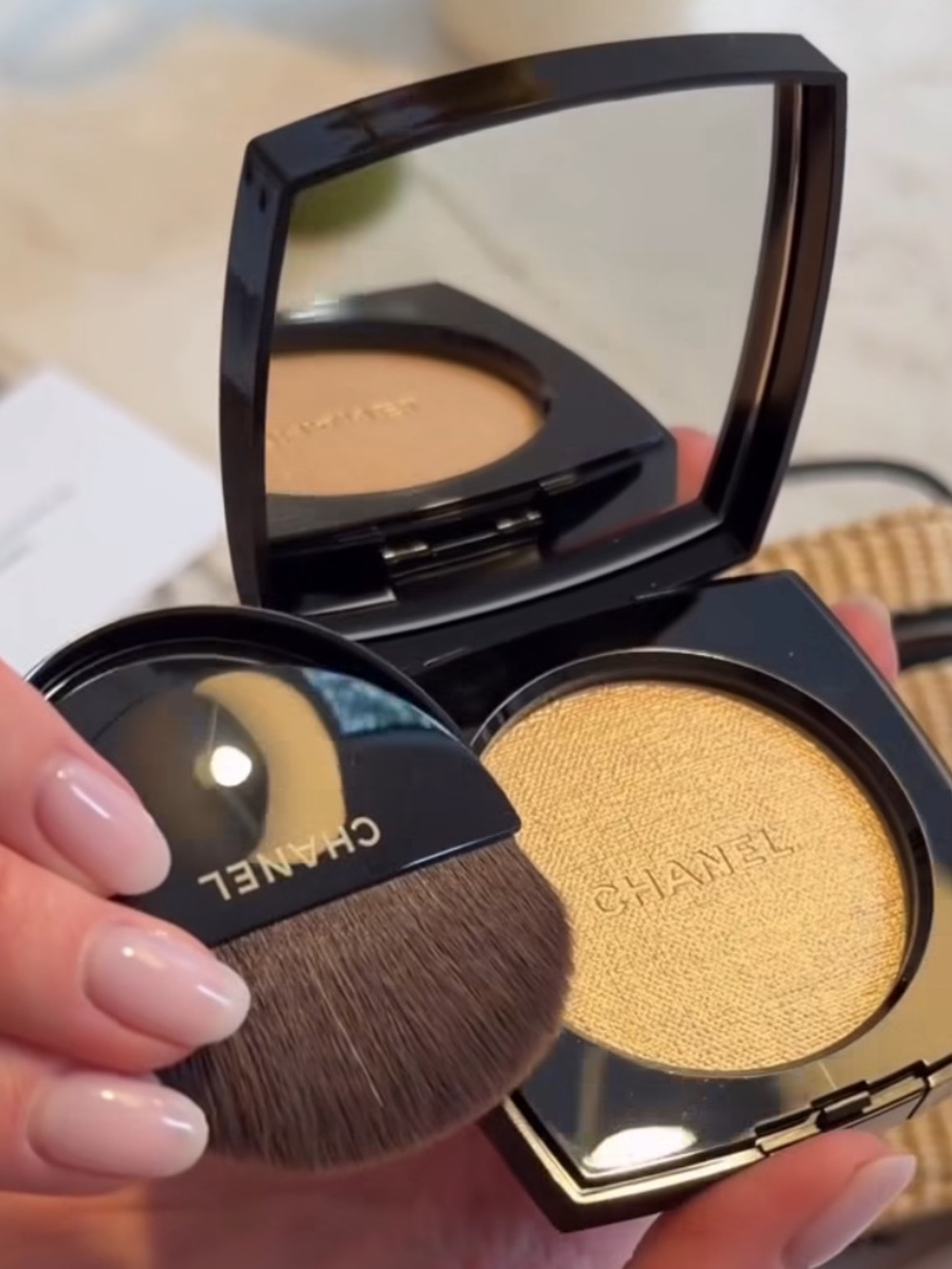 Limited edition CHANEL LES BEIGES HEALTHY GLOW HIGHLIGHTING POWDER beige gold